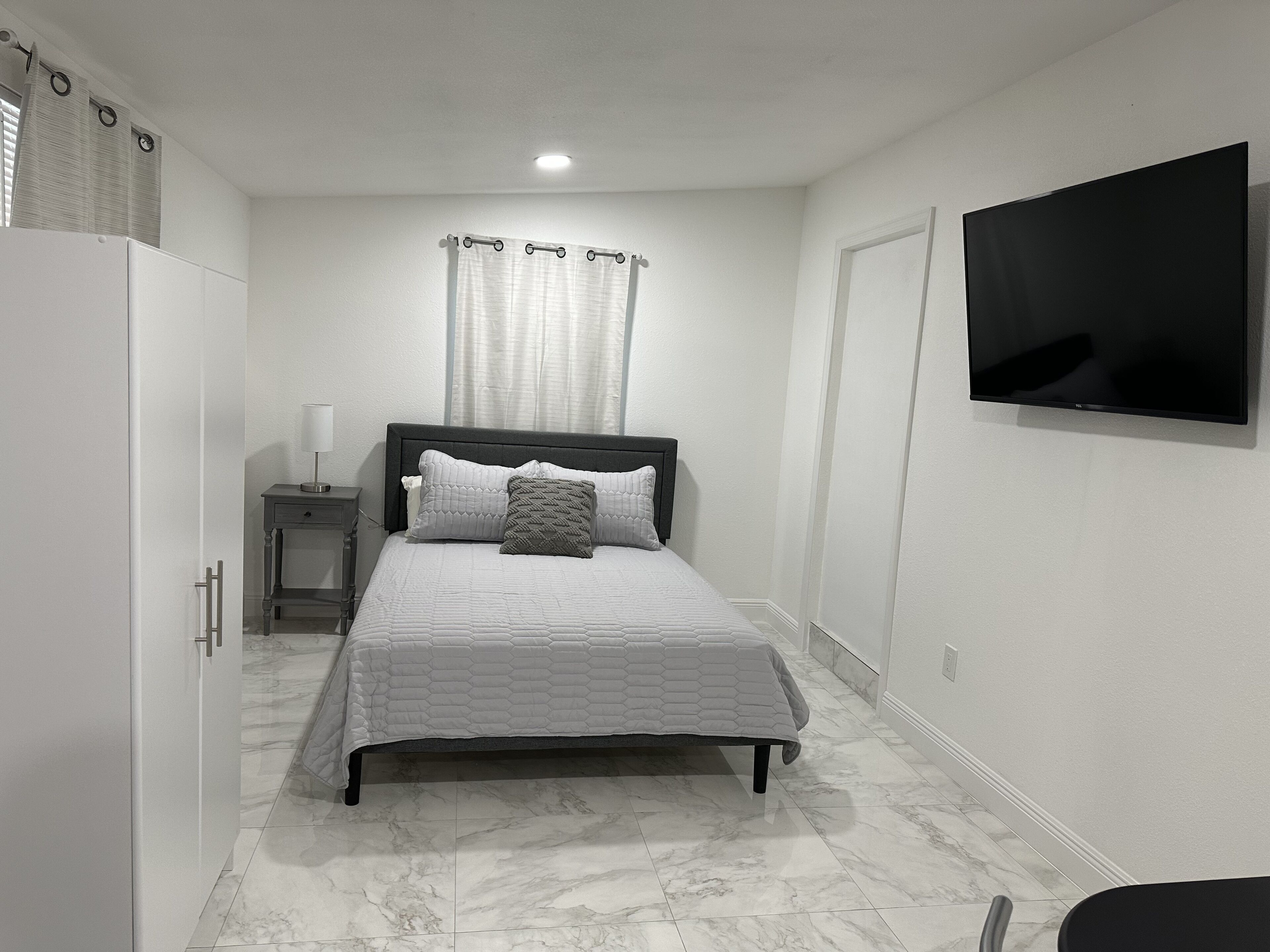 Beautiful room with kitchen and bathroom and private entrance