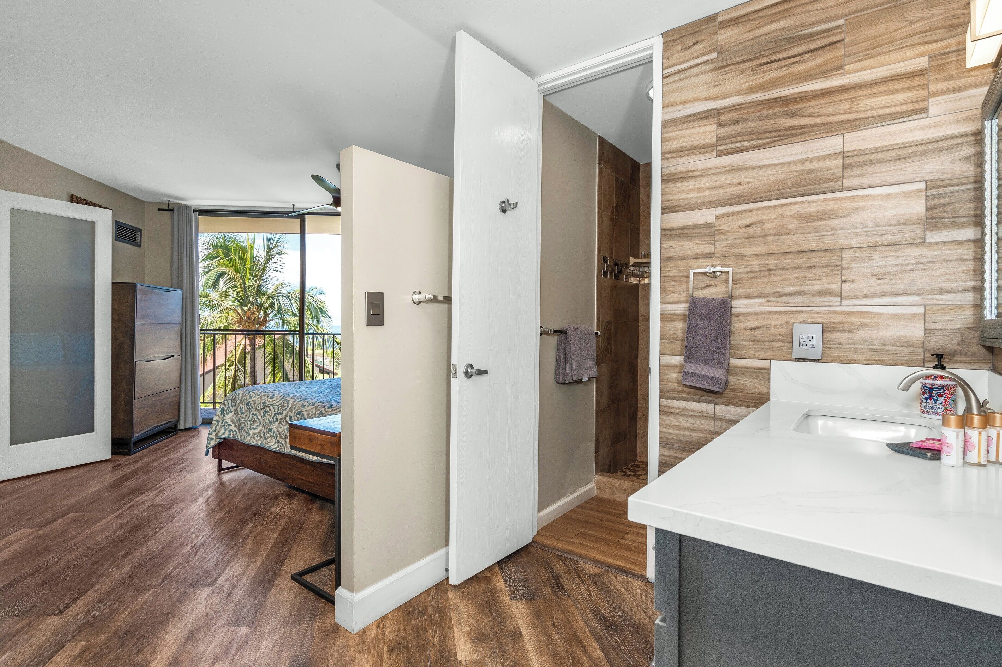 Deluxe Condo | Bathroom | Free toiletries, hair dryer, towels, soap