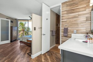 Condo Deluxe | Phòng tắm | Đồ dùng nhà tắm miễn phí, máy sấy tóc, khăn tắm, xà phòng