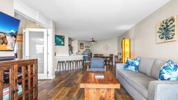 Condo Deluxe | Área de sala de estar | Smart TV de 55 pulgadas con canales por cable, televisión y Netflix