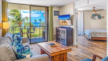 Condo Deluxe | Khu phòng khách | Smart TV 55-inch có truyền hình cáp, TV, Netflix