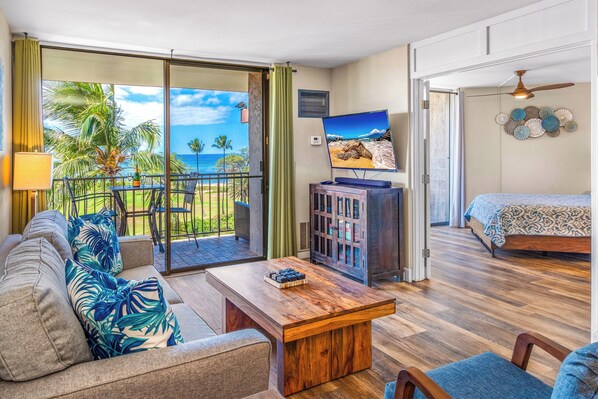 Condo Deluxe | Khu phòng khách | Smart TV 55-inch có truyền hình cáp, TV, Netflix