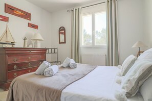 3 chambres, fer et planche à repasser