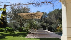 Outdoor dining - Peaceful Villa with Infinity Pool, 10' from Center (Antibes)