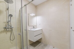 Shower, hair dryer, towels - apartamento reformado vallecas de alquiler temporal (Madrid)