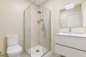 Shower, hair dryer, towels - apartamento reformado vallecas de alquiler temporal (Madrid)