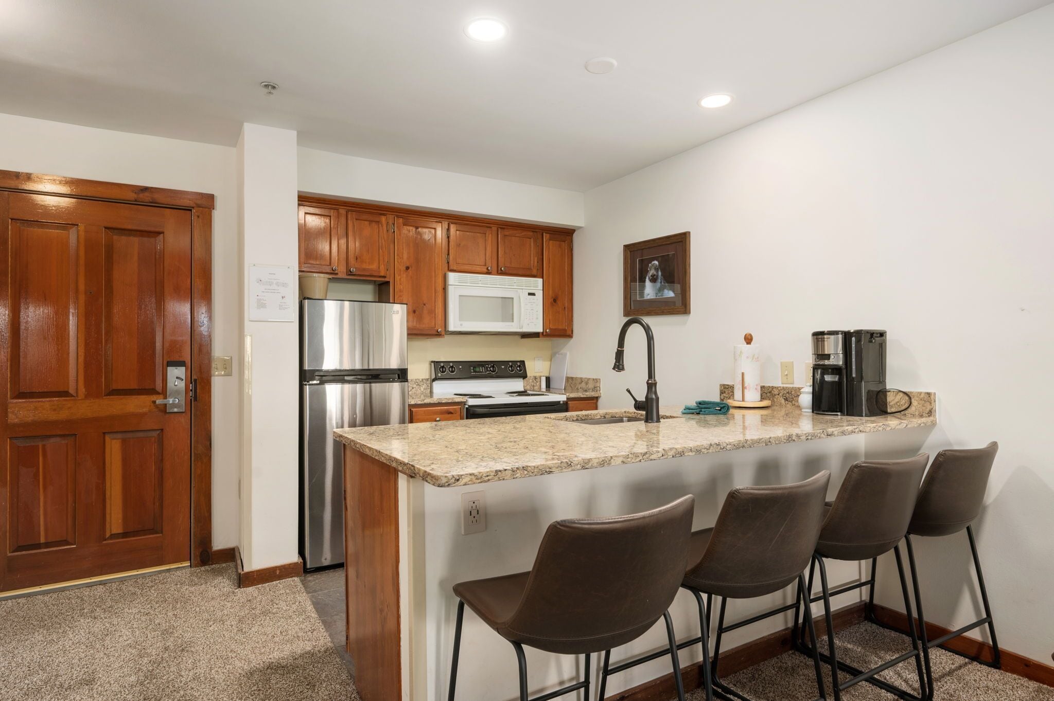 Frigorífico, microondas, horno y placa de cocina