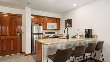 Frigorífico, microondas, horno y placa de cocina