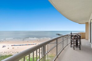 Un balcón con vista a la playa y al océano.