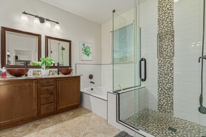 Combined shower/tub, hair dryer, towels