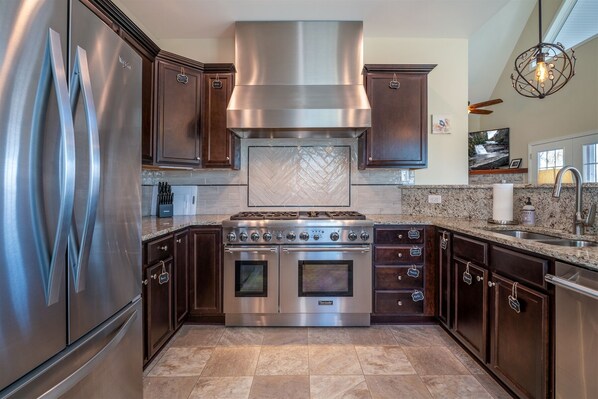 ثلاجة، ميكروويف، فرن، موقد طهي مسطح