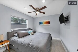 1 bedroom, iron/ironing board, free WiFi, bed sheets - 1st floor apt A. 1 mile from waterfront and downtown. Just 2 miles from beach! (Sarasota)