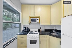 Fridge, microwave, oven, stovetop - 1st floor apt A. 1 mile from waterfront and downtown. Just 2 miles from beach! (Sarasota)