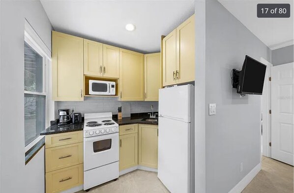 Fridge, microwave, oven, stovetop - 1st floor apt A. 1 mile from waterfront and downtown. Just 2 miles from beach! (Sarasota)