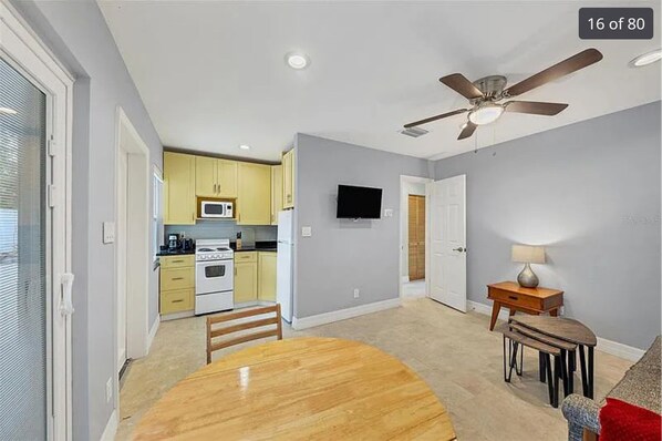 Kylskåp, mikrovågsugn, ugn och spishäll