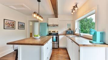 Køleskab, mikrobølgeovn, ovn, kogeplade