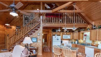 Una Smart TV, una chimenea, libros