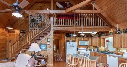 Log Cabin - Views of Nantahala National Forest - Hot Tub -Fire Pit-Pet Friendly