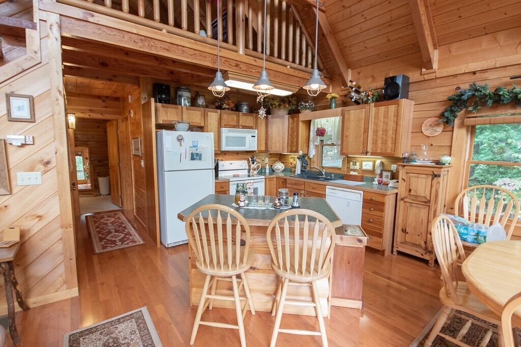 Log Cabin - Views of Nantahala National Forest - Hot Tub -Fire Pit-Pet Friendly