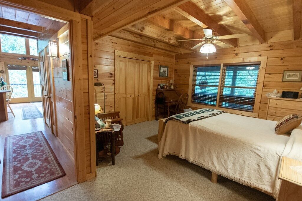 Log Cabin - Views of Nantahala National Forest - Hot Tub -Fire Pit-Pet Friendly