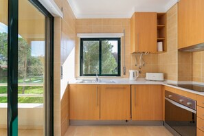 Frigorifero, forno, piano cottura, lavastoviglie