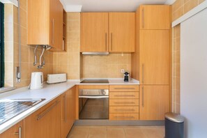 ثلاجة، فرن، موقد طهي مسطح، غسالة أطباق