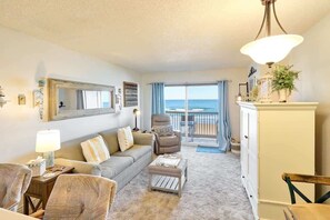 TV, fireplace, DVD player, ping pong - Relaxing Oceanfront Condo - Top Floor - Fireplace! (Lincoln City)