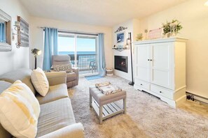 TV, fireplace, DVD player, ping pong - Relaxing Oceanfront Condo - Top Floor - Fireplace! (Lincoln City)