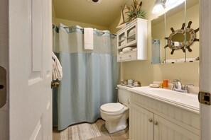 Duschwanne, Haartrockner, Handtücher