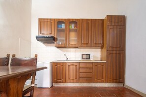 Réfrigérateur, micro-ondes, plaque de cuisson, cafetière/bouilloire
