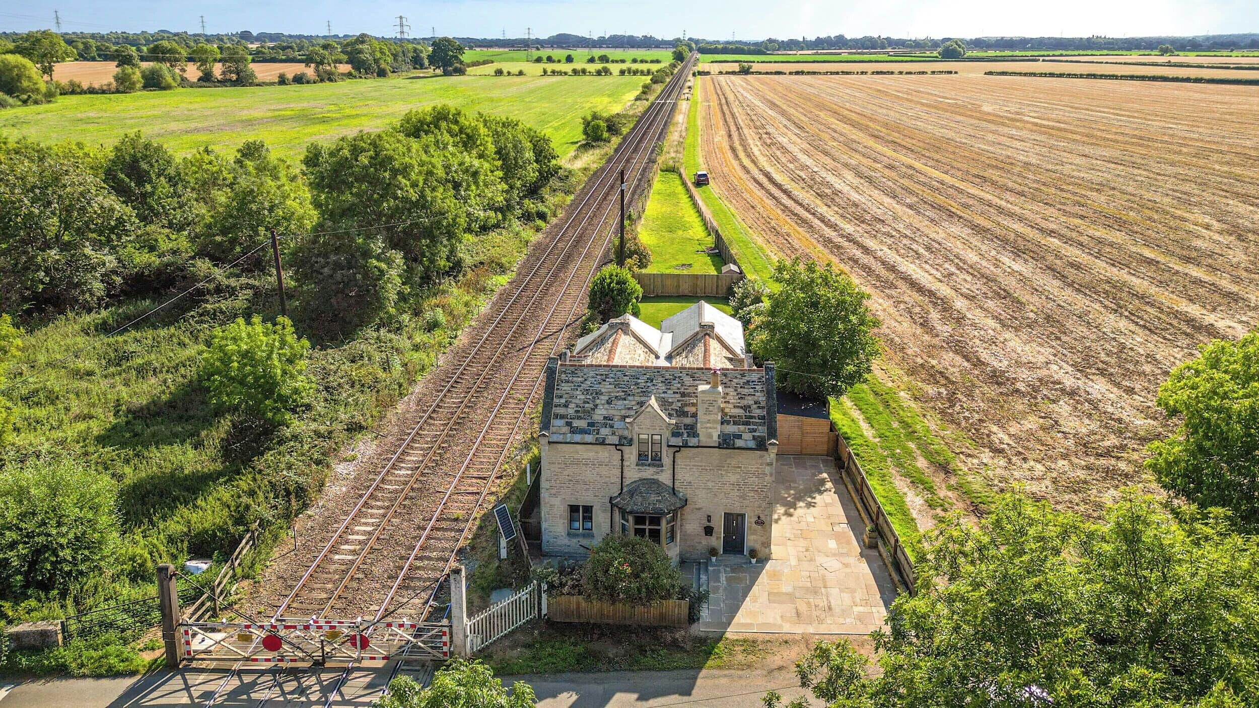 KYLEMORE RAILWAY COTTAGE, pet friendly, with open fire in Stamford