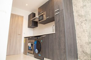 Kühlschrank, Mikrowelle, Ofen, Herdplatte