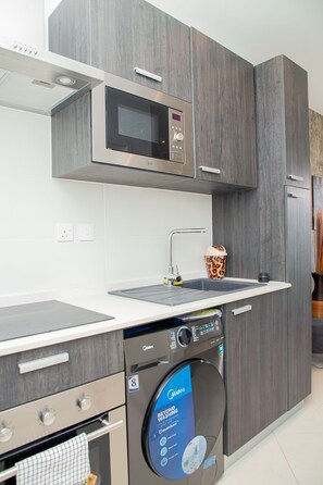 Refrigerador, microondas, horno y parrilla de estufa