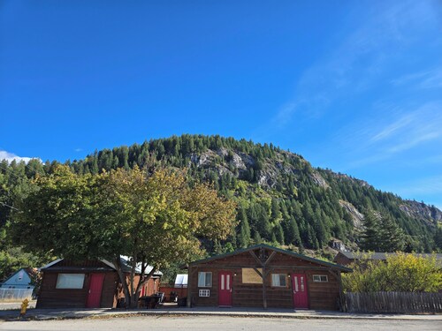 Mountain Retreat on the Mighty Columbia River