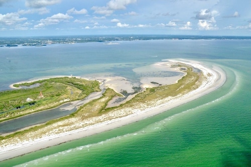 Baileys Bluff Waterfront Escape, Heated Pool near Gulf Island Beaches