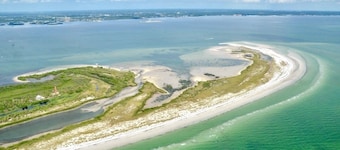 Baileys Bluff Waterfront Escape, Heated Pool near Gulf Island Beaches