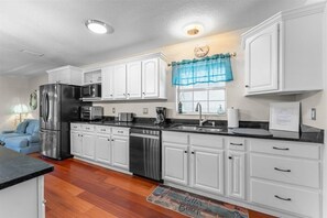 Coffee/tea maker, fridge, microwave, oven - Waterfront Escape, Heated Pool, Private Dock, Gulf Access, near Island Beaches (Holiday)