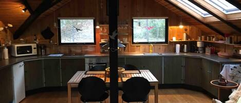 Fridge, oven, stovetop, coffee/tea maker