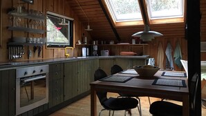 Kaffe- och tebryggare, kylskåp, mikrovågsugn och ugn