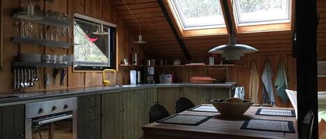 Réfrigérateur, four à micro-ondes, un four, surface de cuisson