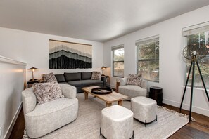 TV, fireplace, table football - Dog-friendly, walk to Canyons, hot tub, fireplace, foosball, A/C (Park City)