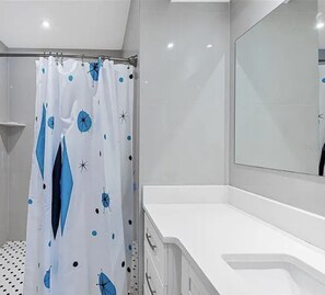 Shower, eco-friendly toiletries, hair dryer, towels - 2nd floor 2bdrm/1.5 bath 1 mi from Marina and downtown. Just 2 miles from beach! (Sarasota)