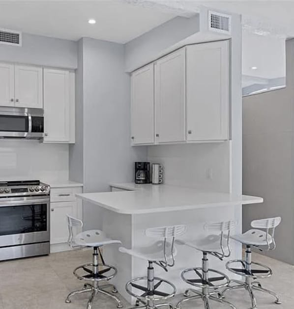 Fridge, microwave, oven, stovetop - 2nd floor 2bdrm/1.5 bath 1 mi from Marina and downtown. Just 2 miles from beach! (Sarasota)