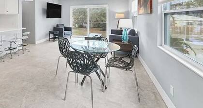 2nd floor 2bdrm/1.5 bath 1 mi from Marina and downtown. Just 2 miles from beach!
