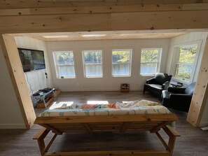 Fernseher, Videospiele, DVD-Player, Bücher