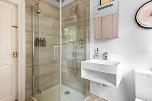 Dusche, Haartrockner, Handtücher