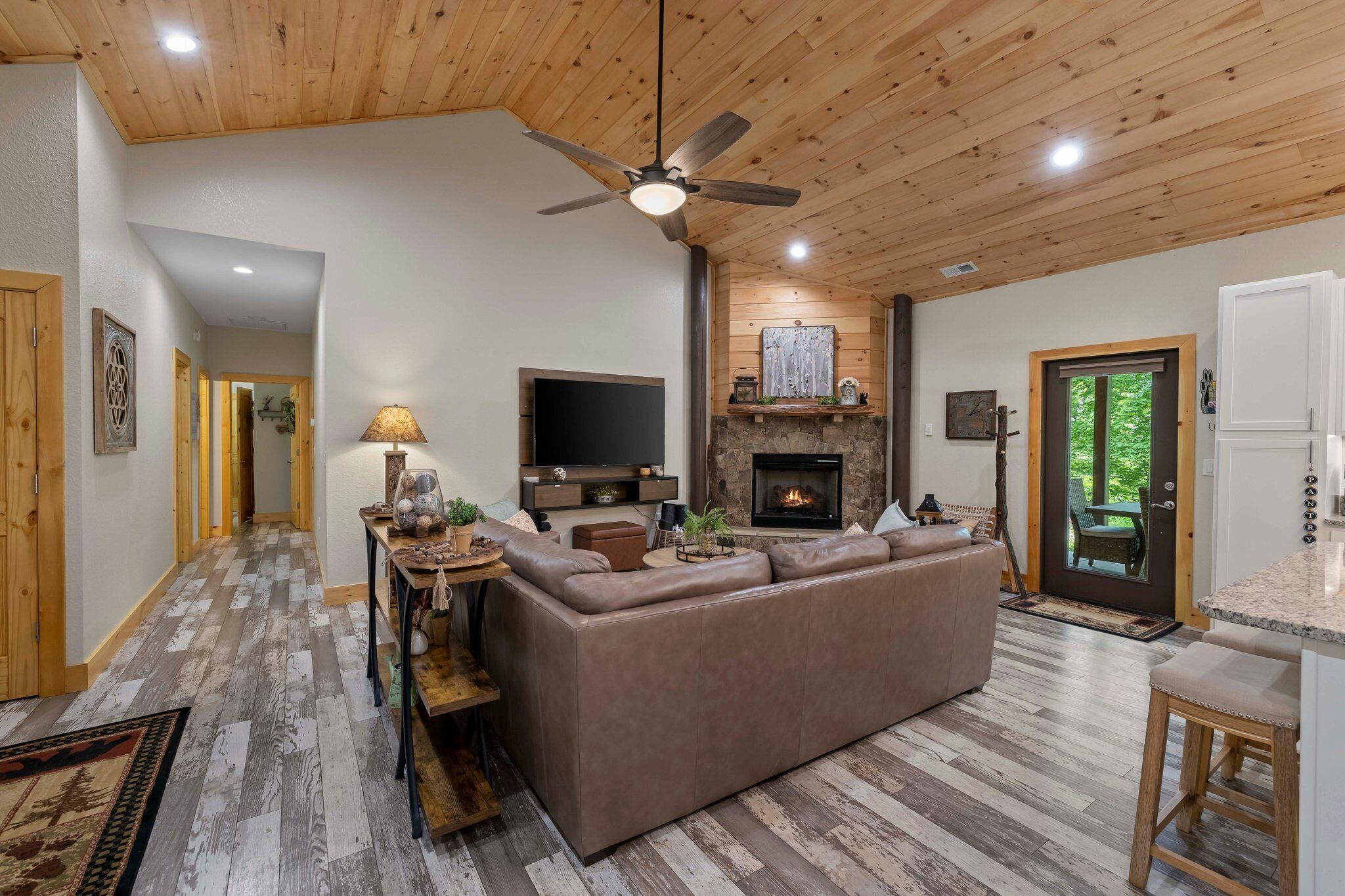 智能電視、壁爐、書籍、打印機