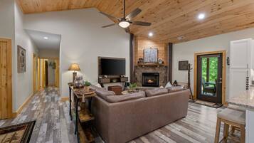 智能電視、壁爐、書籍、打印機