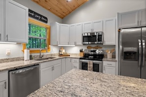 Fridge, microwave, oven, stovetop - Stunning Views, Superb Atmosphere, Modern Amenities, In the Middle of Nature (Bryson City)