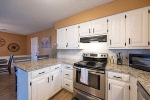 Fridge, microwave, oven, stovetop - Cowboy Retreat: Experience the Wild West (Springdale)